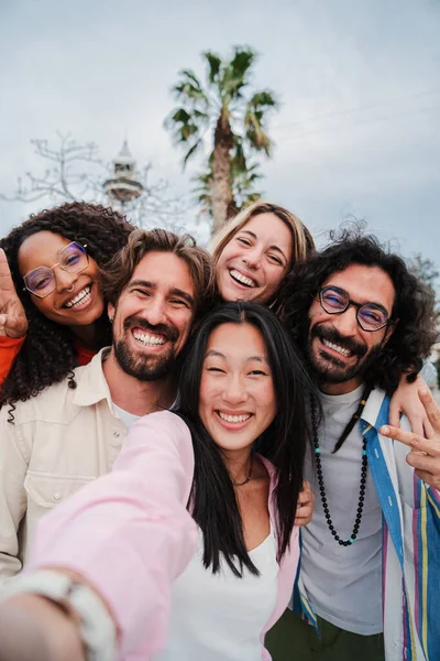Vertikalt Porträtt Grupp Glada Unga Vänner Som Tar Selfie Leende — Stockfoto