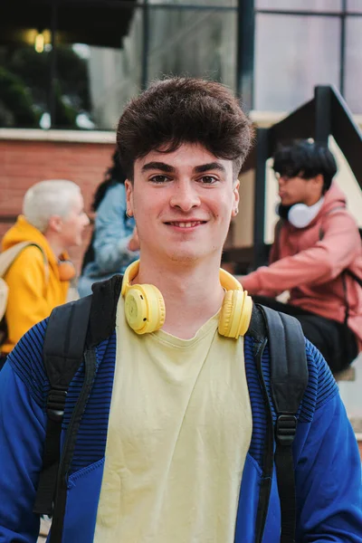 Vertikales Porträt Einer College Studentin Mit Einem Rucksack Und Kopfhörern — Stockfoto