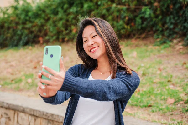 Веселая Азиатская Студентка Делает Селфи Портрет Своим Смартфоном Университетском Городке — стоковое фото