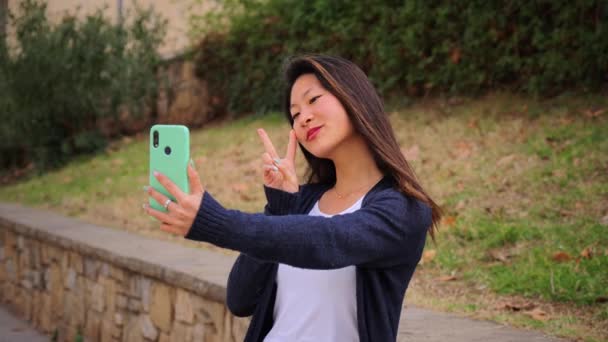 Vrolijk Aziatisch Student Meisje Neemt Een Selfie Portret Met Haar — Stockvideo