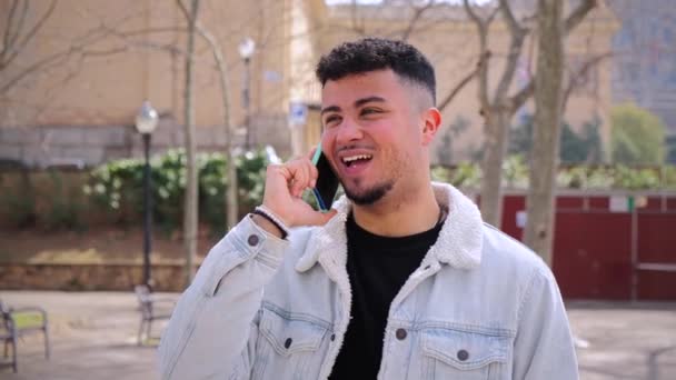 Ağır Çekim Genç Mutlu Adam Yürüyor Akıllı Telefon Konuşması Yapıyor — Stok video