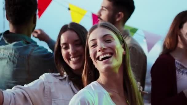 Lassú Mozgás Két Fiatal Táncol Szórakozik Egy Boldog Baráti Társasággal — Stock videók