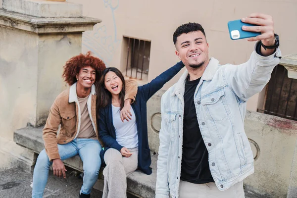 Groupe Adolescents Qui Font Portrait Selfie Avec Smartphone Trois Jeunes — Photo