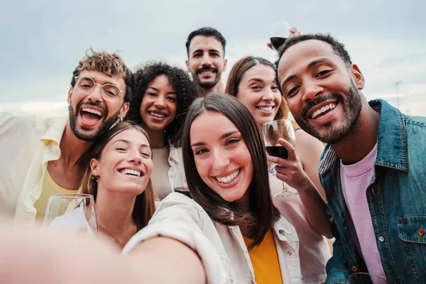 Stor Grupp Unga Vuxna Glada Vänner Ler Tar Ett Selfie — Stockfoto