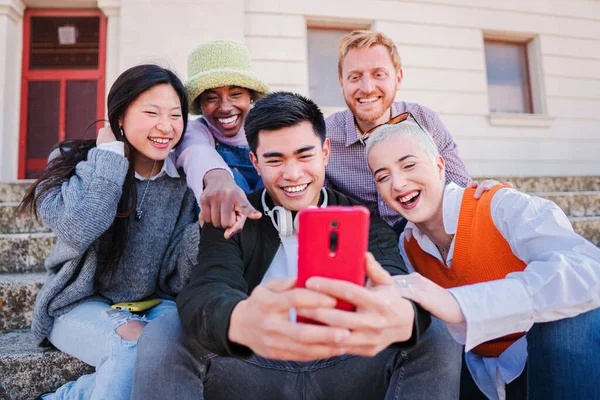 Grupo Multirraciais Melhores Firends Favorecendo Diversão Usando Smartphone Jovens Sorrindo — Fotografia de Stock