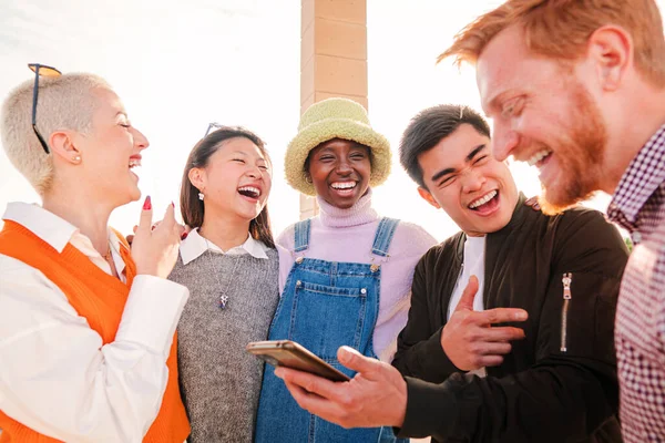 Multiracial Grupp Unga Människor Njuter Och Kul Med Hjälp Mobiltelefon — Stockfoto