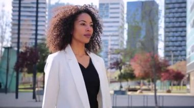 Başarılı bir iş kadını, sekreter, kurumsal satıcı, ajan kadın, menajer, avukat, ofis çalışanı ya da iş yerinde ciddi ve gururlu bir ifadeyle yürüyen girişimci kadının yavaş çekim gücü.