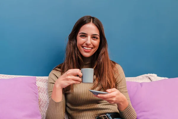 Портрет Белой Молодой Счастливой Женщины Позирующей Чашкой Кофе Руке Улыбающейся — стоковое фото