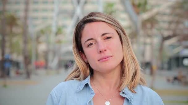 Ciddi Bir Yetişkin Kadın Portresi Düşünceli Bir Ifadeyle Dışarıda Duruyor — Stok video