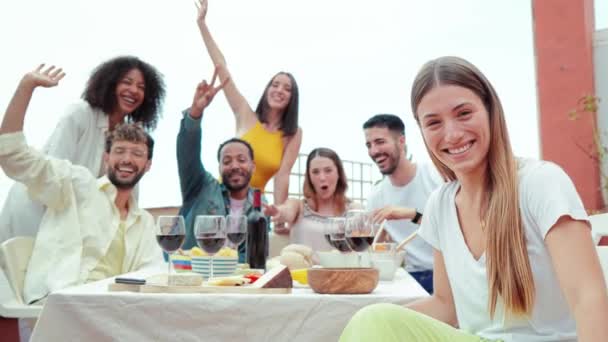 Skupina Šťastných Lidí Dává Selfie Oslavu Oběda Střeše Společně Smějí — Stock video