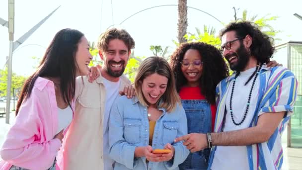 Bir Grup Genç Mutlu Arkadaş Cep Telefonu Kullanıyor Arkadaşlar Gülümsüyor — Stok video