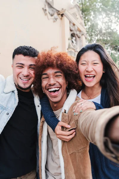 Ritratto Verticale Gruppo Giovani Studenti Multirazziali Che Sorridono Fanno Selfie — Foto Stock