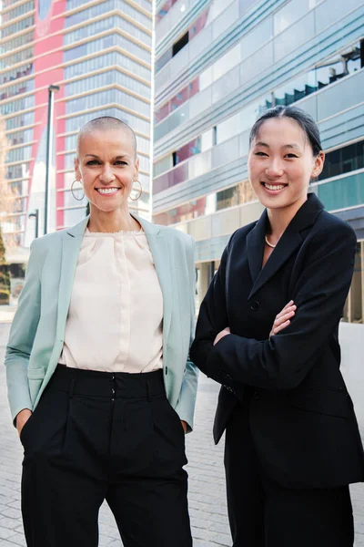Vertikales Porträt Zweier Geschäftsfrauen Die Arbeitsplatz Stehen Und Mit Erfolgreichem — Stockfoto