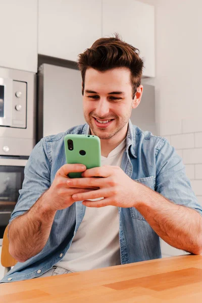 Vertikální Portrét Šťastného Chlapa Který Používá Svůj Chytrý Telefon Posílá — Stock fotografie