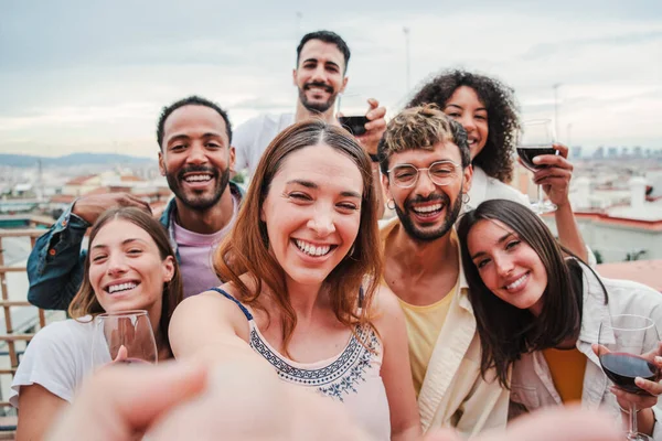 Duża Grupa Młodych Wielorasowych Przyjaciół Robi Sobie Selfie Dla Mediów — Zdjęcie stockowe