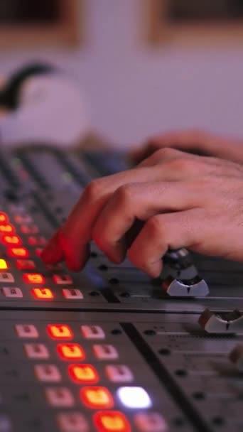 Vertikální Detailní Portrét Rukou Pracujících Zvukovém Mixéru Pro Nahrávání Vysílání — Stock video