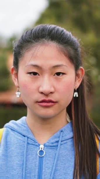 立正合影严肃的未成年学生站在大学校园里看着相机的个人画像 年轻的中国少女在大学里用沉思的表情凝视着兄弟会 — 图库视频影像