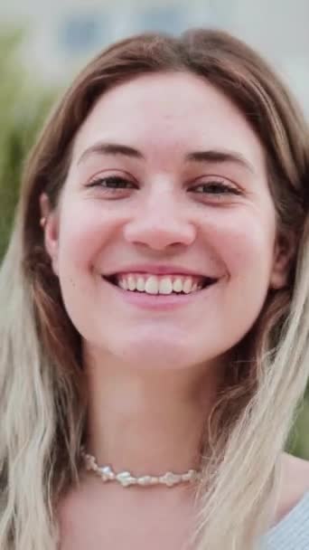 Vertical Individual Close Retrato Uma Mulher Loira Feliz Sorrindo Olhando — Vídeo de Stock