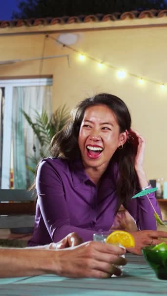 Вертикальный Индивидуальный Портрет Одной Взрослой Азиатки Смеющейся Разговаривающей Пьющей Коктейль — стоковое видео