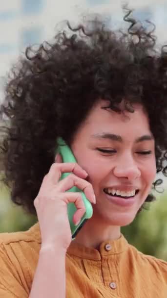 Mutlu Spanyol Kadının Dikey Portresi Akıllı Telefon Kullanarak Sohbet Ediyor — Stok video