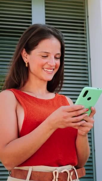Retrato Vertical Una Joven Sonriente Usando Teléfono Inteligente Con Una — Vídeo de stock