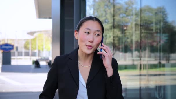 白领女商人一边走路一边用智能手机打电话聊天 执行女商人通过电话交谈 成功的女企业家在工作空间使用手机 — 图库视频影像
