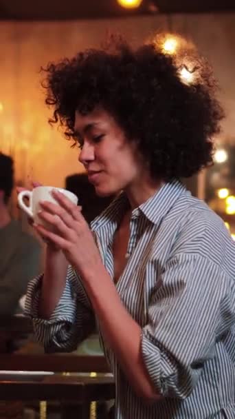 Κάθετη Ατομική Πορτρέτο Μιας Νεαρής Γυναίκας Που Πίνει Καφέ Ένα — Αρχείο Βίντεο