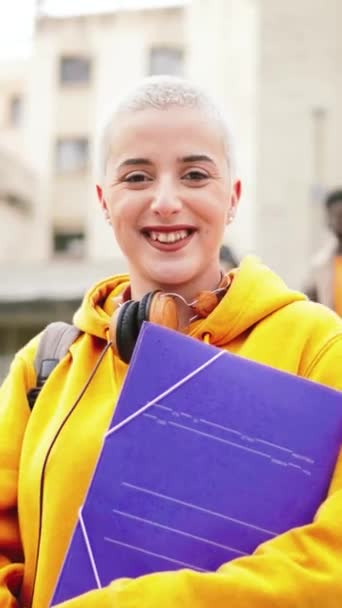 Vertikální Portrét Jedné Mladé Studentky Krátkými Vlasy Stojící Koleji Usmívající — Stock video