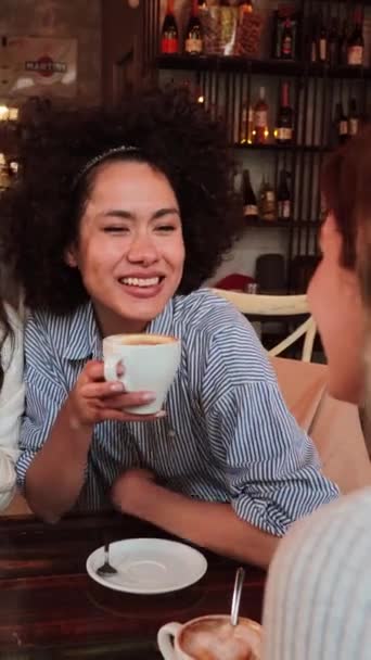 Вертикальный Портрет Молодой Женщины Разговаривающей Смеющейся Сидя Кафе Ресторане Две — стоковое видео