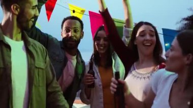 Bir grup yetişkin arkadaş müzik festivalinde dans ederken, kadeh kaldırırken ve alkollü bardaklar içerken eğleniyorlar. Heyecanlı ve hevesli insanlar çatıdaki bir partide arkadaşlıklarının tadını çıkarıyorlar. Yüksek
