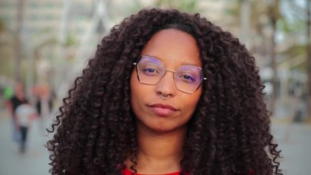 Κοντινό Ατομικό Πορτραίτο Μιας Αφροαμερικανής Νεαρής Ενήλικης Γυναίκας Που Κοιτάζει — Αρχείο Βίντεο