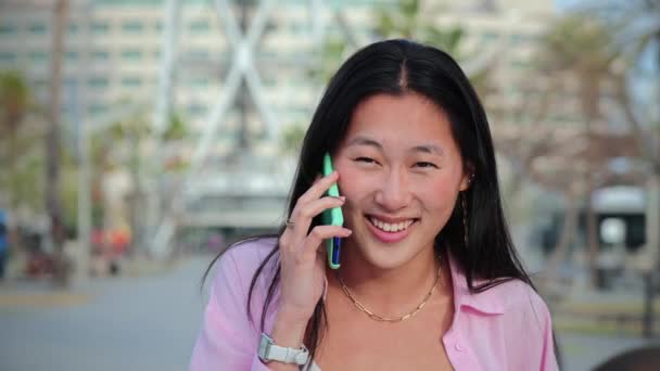 Asyalı Bir Kadının Yürüdüğü Dostça Bir Telefon Konuşması Yaptığı Yavaş — Stok video