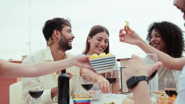 Ağır Çekim Arkadaşlarıyla Gülen Gülen Akşam Yemeği Yiyen Genç Arkadaşlar — Stok video
