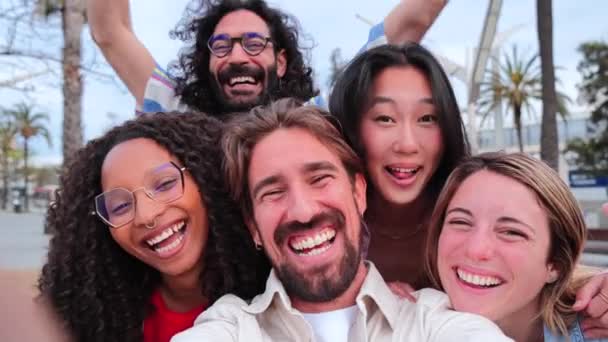 一群多种族的年轻人笑着带着自拍在社交媒体应用上分享 亲密的肖像快乐的最好的朋友笑和有乐趣的一个有趣的会议 — 图库视频影像