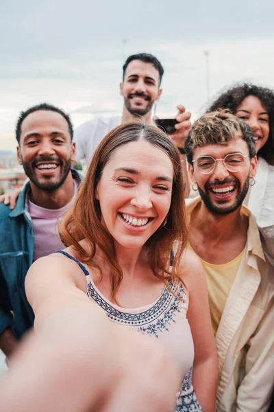 Portrait Vertical Jeunes Adultes Multiraciaux Prenant Selfie Ensemble Pour Les — Photo