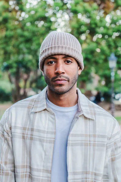 Verticaal Close Individueel Portret Van Jonge Aantrekkelijke Afro Amerikaanse Man — Stockfoto