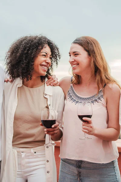 Retrato Vertical Dos Amigas Jóvenes Divirtiéndose Hablando Bebiendo Vino Mujeres —  Fotos de Stock