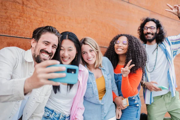 Gruppo Giovani Migliori Amici Adulti Che Fanno Selfie Sorridono Ridono — Foto Stock