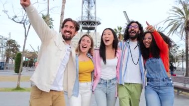 Bir grup genç yetişkin turist bir yolculuğa çıkıp işaret ediyorlar. Mutlu insanlar konuşarak ve gezerek eğleniyor. Dostlar kucaklaşıp bir yerlere gidiyorlar. Sosyal bir buluşmada neşeli erkek ve kadınlar