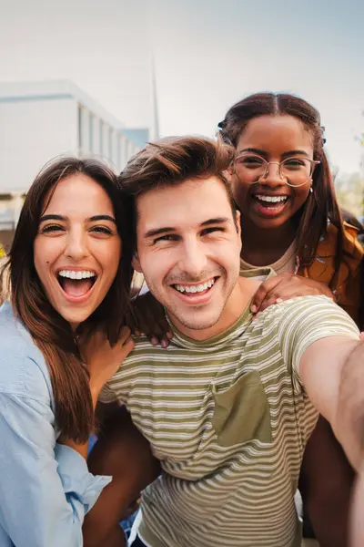 Retrato Vertical Amigos Multiculturais Felizes Rindo Tirando Uma Selfie Juntos — Fotografia de Stock