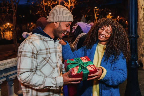 Young Smiling Woman Surprising Giving Christmas Gift Her Boyfriend Happy — Stock Photo, Image