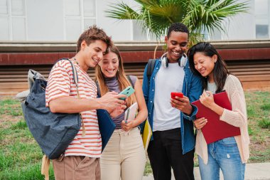 Çeşitli sınıf arkadaşları akıllı telefonlarına bakıp birlikte gülerek dersten sonra komik videolar izliyorlar. Genç çok ırklı öğrenciler cep telefonlarını kullanıyor ve sosyal medya içeriğini paylaşıyorlar.