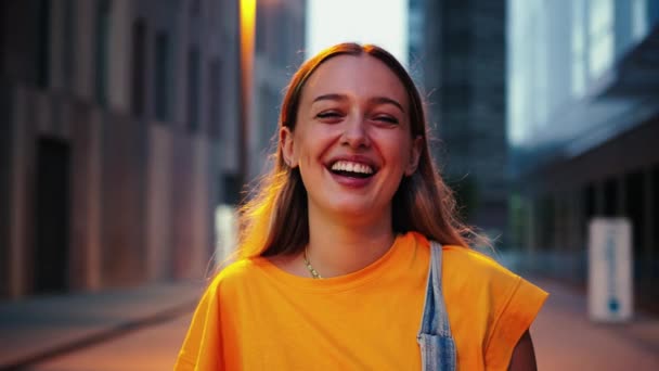 Ατομικό Πορτραίτο Χαρούμενης Νεαρής Καυκάσιας Γυναίκας Που Στέκεται Έξω Απολαμβάνοντας — Αρχείο Βίντεο