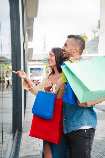 Verticale Heureux Couple Profitant Une Journée Shopping Ensemble Regarder Pour — Photo