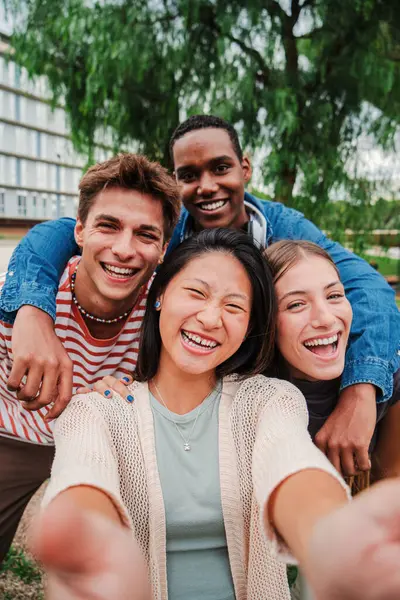 Retrato Vertical Grupo Jovens Estudantes Multirraciais Ensino Médio Com Sorriso — Fotografia de Stock