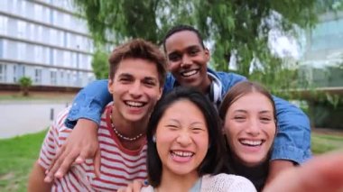 Bir grup genç lise öğrencisi video ya da sosyal medya üzerinden konuşuyor, el sallıyor, kameraya bakıyor, gülüyor ve birlikte eğleniyorlar. Mutlu gençler fotoğraf çekiyor.