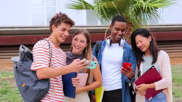 Zufriedene Klassenkameraden Die Nach Dem Unterricht Gemeinsam Auf Ihre Smartphones — Stockvideo