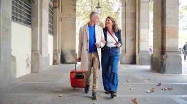 Mutlu, olgun bir çiftin İspanya 'da romantik bir seyahatte çekilmiş portresi. Orta yaşlı evli insanlar bir bavulla yürüyorlar. Karı koca gülümsüyor ve hafta sonu turunda eğleniyorlar. Yüksek