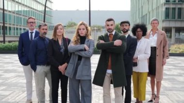 Bir portre için poz veren bir grup yönetici iş yerinde başarılı bir tavırla kameraya bakıyor. Öne bakan finans çalışanları. İş adamları toplantısı. Şirket ortaklığı