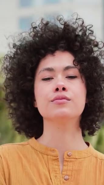 Vertikální Jedinec Zblízka Portrét Mladé Hispánské Ženy Která Dívá Kamery — Stock video